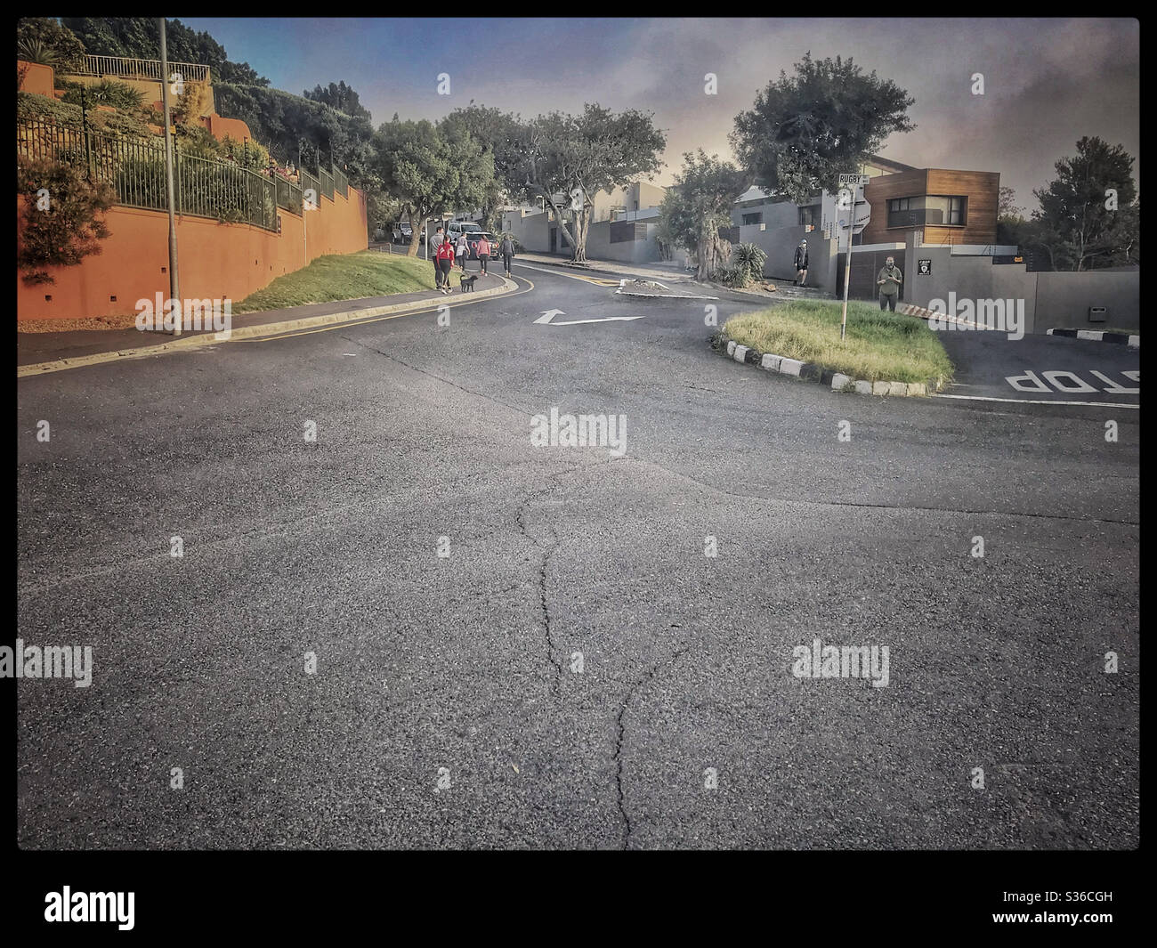 Les gens qui vont faire une promenade tôt le matin après que les restrictions de verrouillage ont été assouplies au Cap, en Afrique du Sud. Banque D'Images