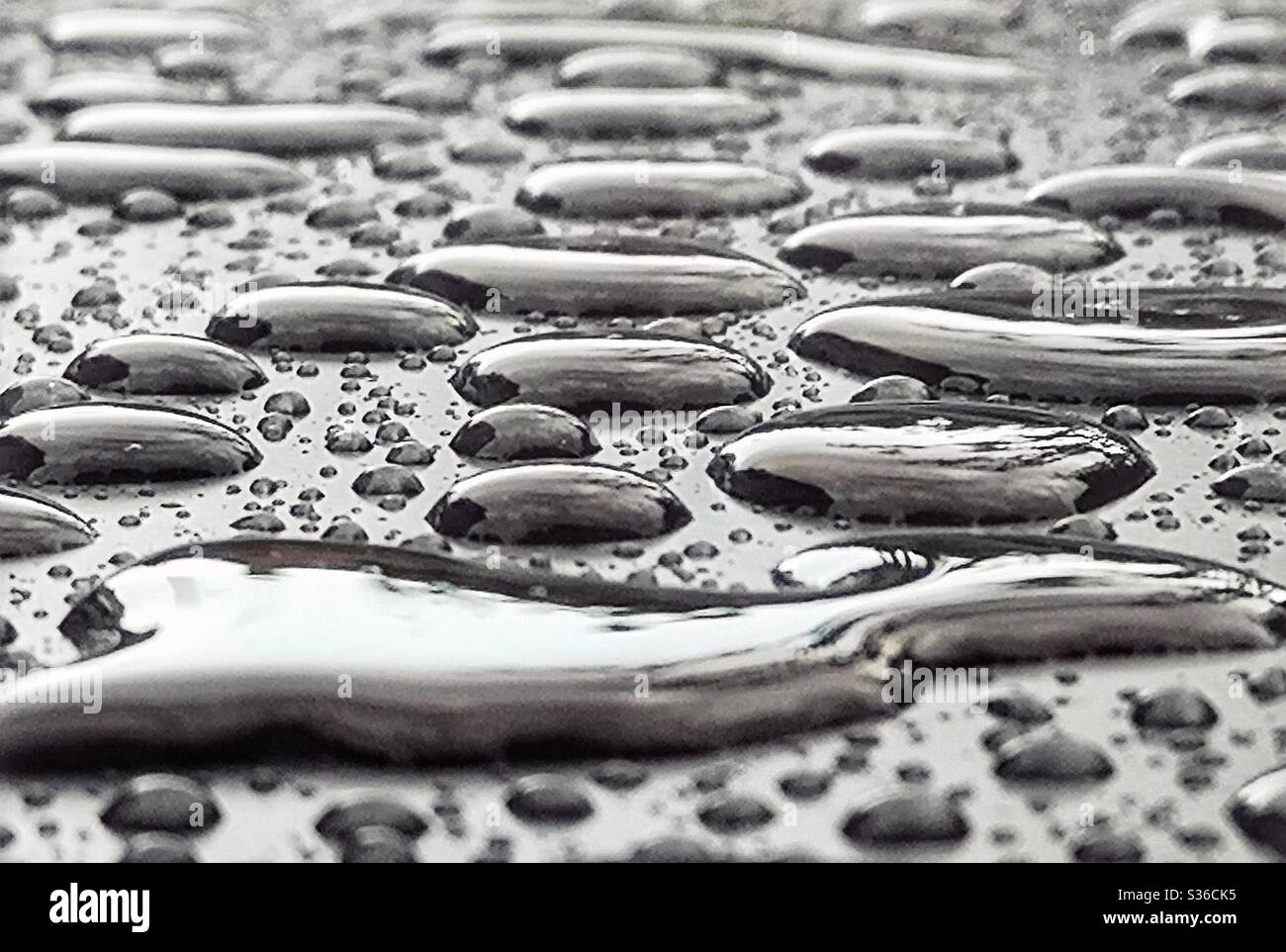 Les gouttelettes d'eau sur une table - Image de stock capturée avec un smartphone