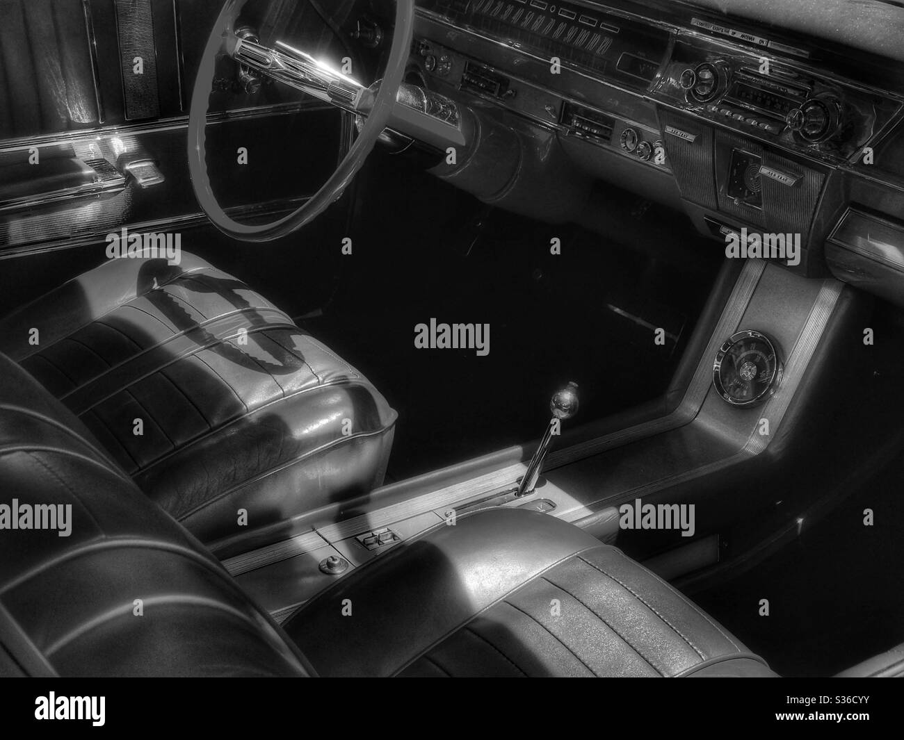 Intérieur de voiture classique en noir et blanc Banque D'Images