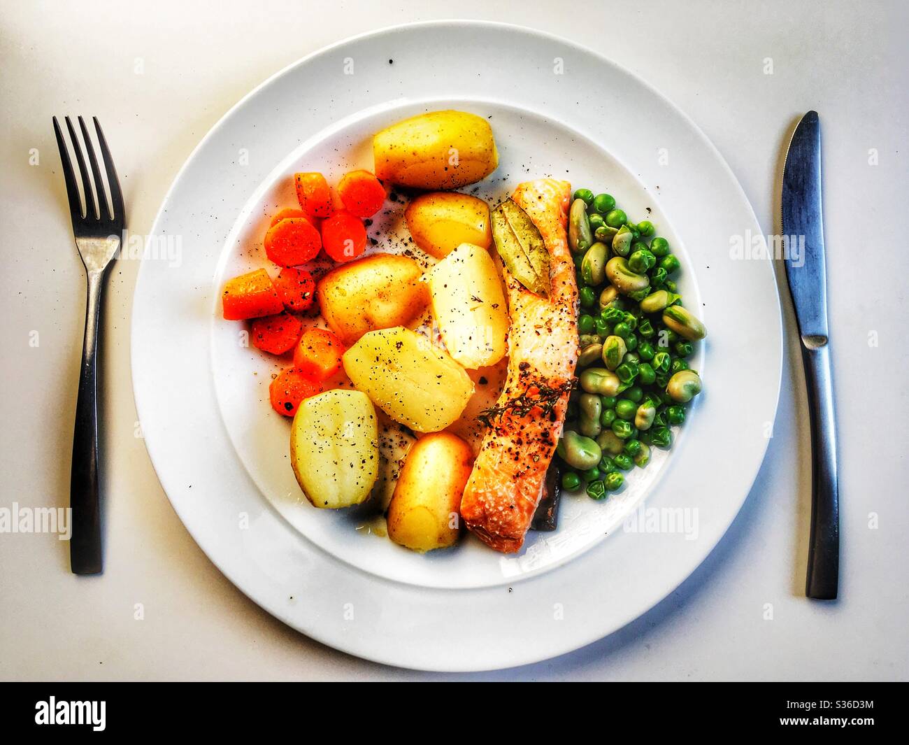 Pommes de terre bouillies au saumon frais, fèves, petits pois et carottes - Image de stock capturée avec un smartphone