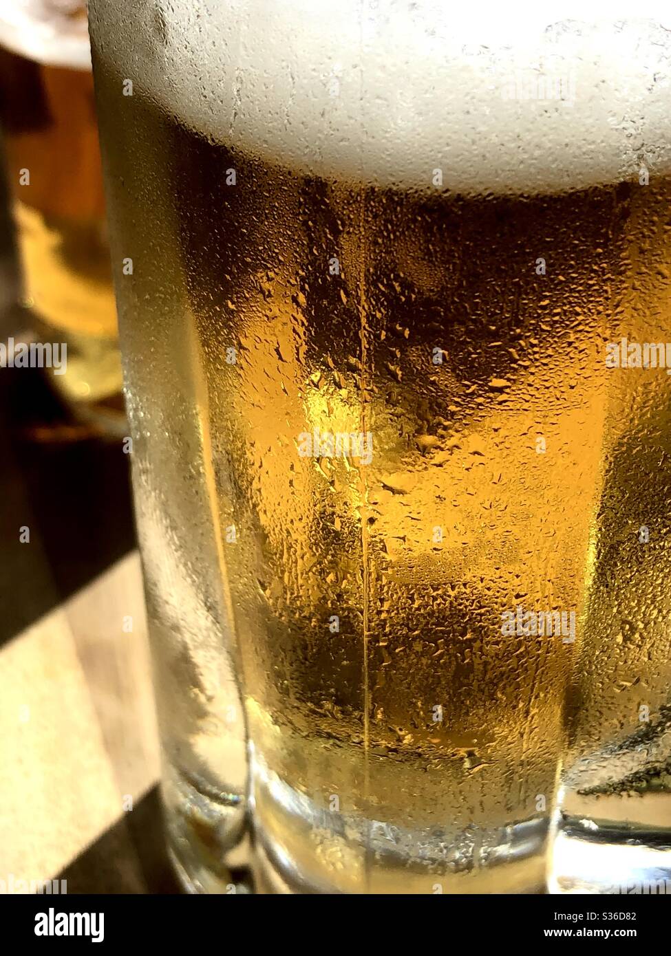 Tasse en verre de bière dans un éclairage naturel - Image de stock capturée avec un smartphone