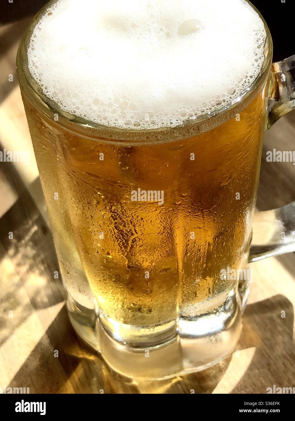 Tasse de bière transparente - Image de stock capturée avec un smartphone