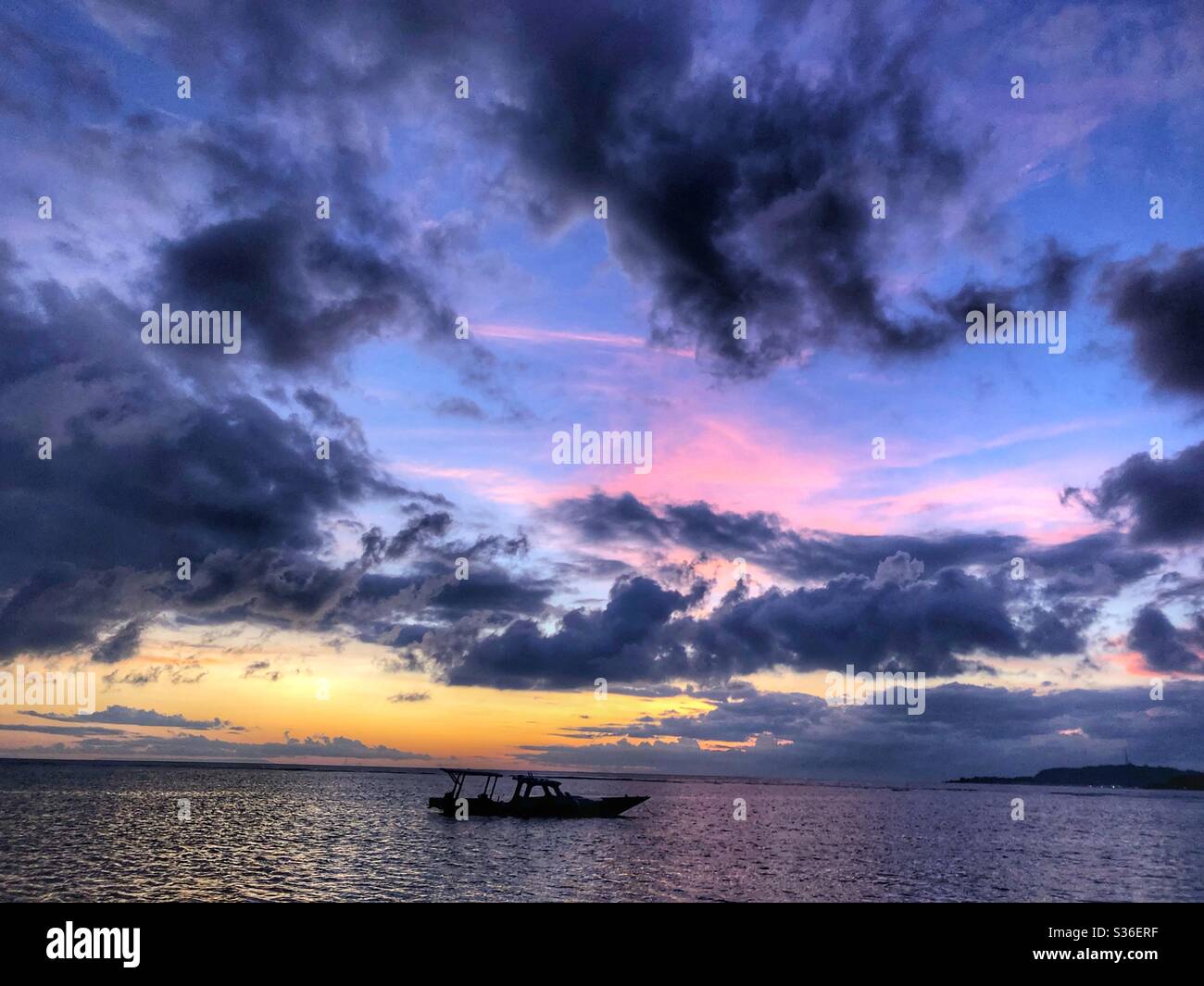 Coucher de soleil spectaculaire sur l'île de Gili, Indonésie - Image de stock capturée avec un smartphone