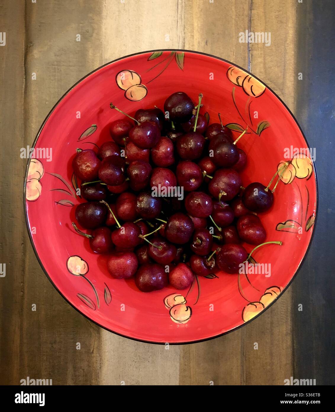 Un bol de cerises bing rouges. Banque D'Images