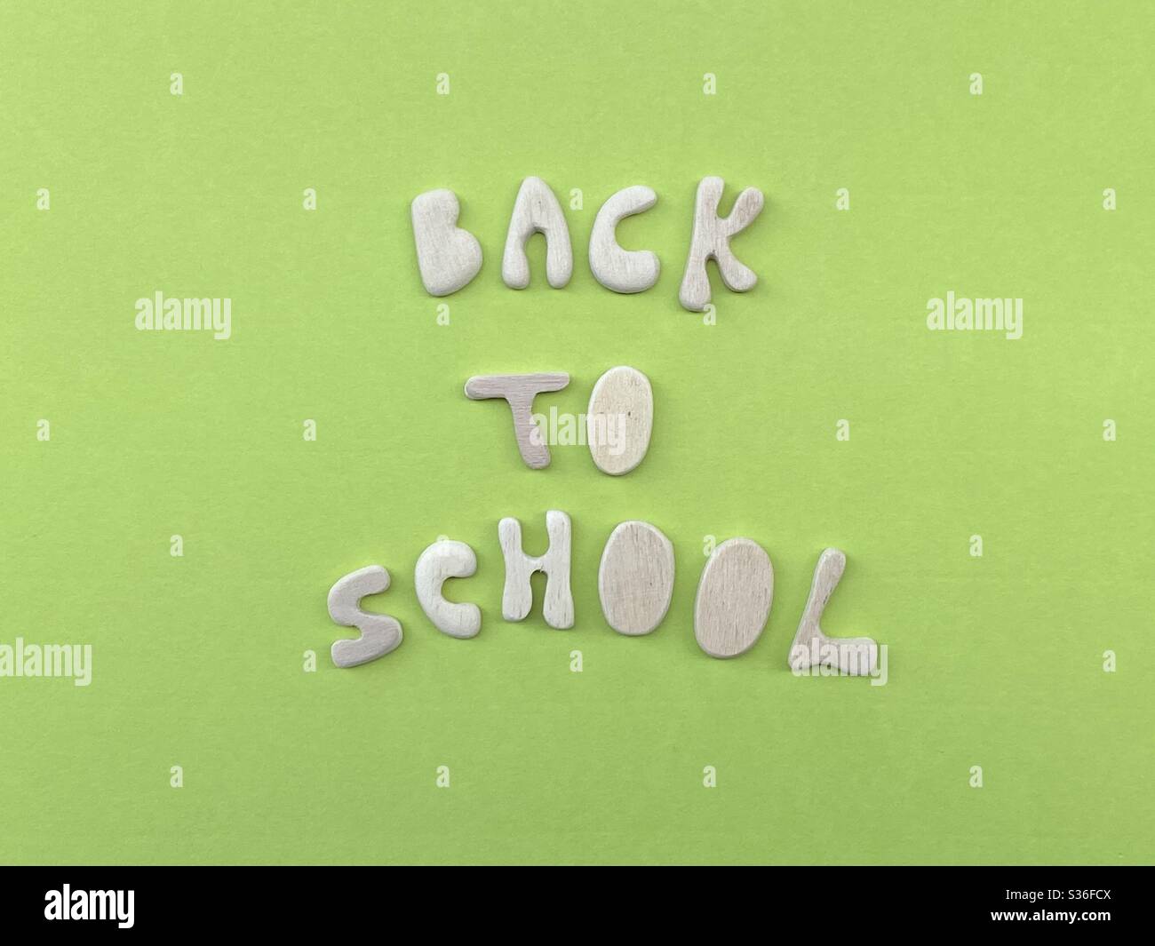 Retour à l'école composé de lettres en bois faites à la main sur la couleur verte - Image de stock capturée avec un smartphone