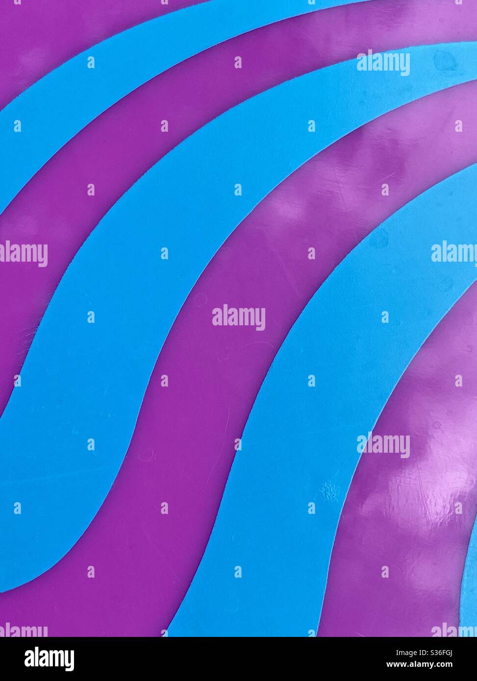 Arrière-plan abstrait de motifs de Frisbee colorés avec réflexions de ciel sur les frisbee Banque D'Images