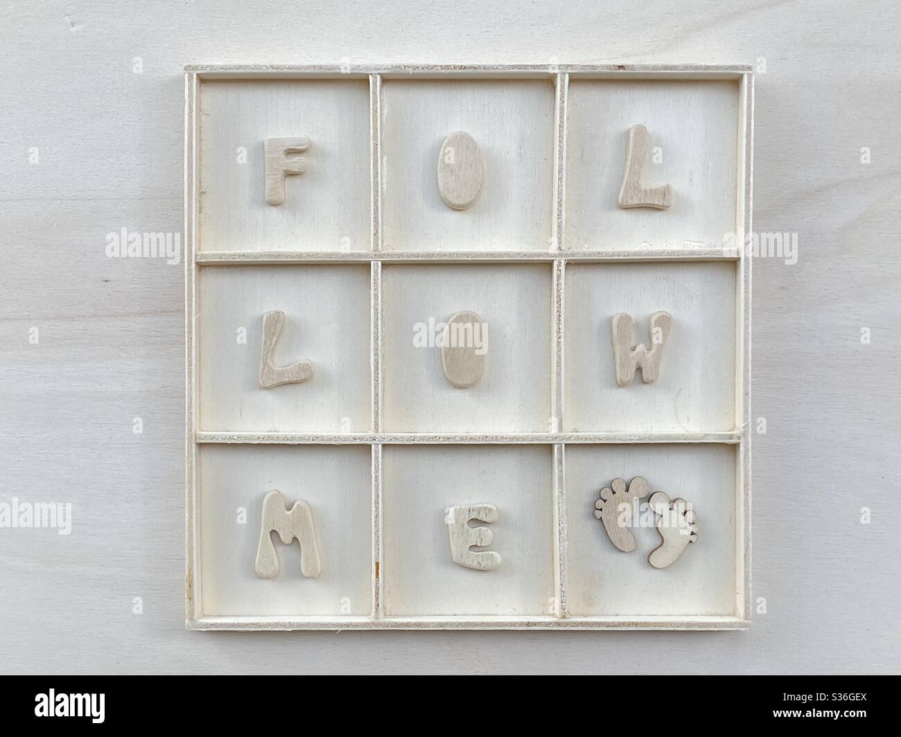 Concept de Follow Me composé de lettres en bois faites à la main dans une boîte en bois - Image de stock capturée avec un smartphone