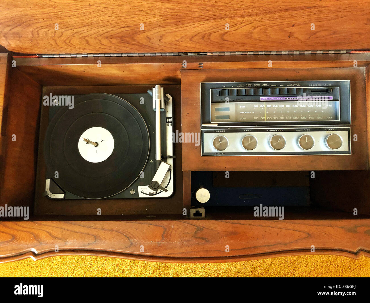 Coffret de disques et de stéréo vintage avec platine et récepteur dans une maison rétro avec tapis or Banque D'Images