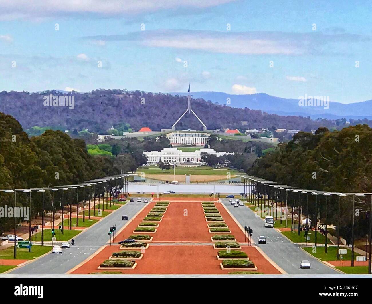 Anzac Parade à Canberra, Australie, en regardant dans l'ancien et le nouveau Parlement Banque D'Images