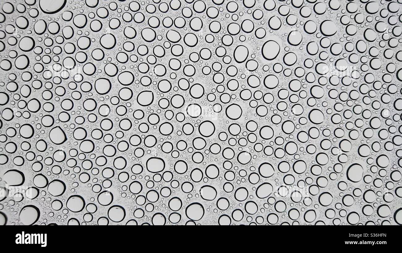 Une photographie de gouttes de pluie sur un toit ouvrant de voiture Banque D'Images