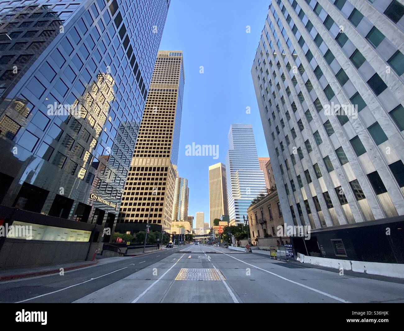 LOS ANGELES, CA, MAI 2020 : vue vers le nord sur Flower St, en regardant au-delà de l'hôtel Standard et National City Plaza, dans le centre-ville - Image de stock capturée avec un smartphone