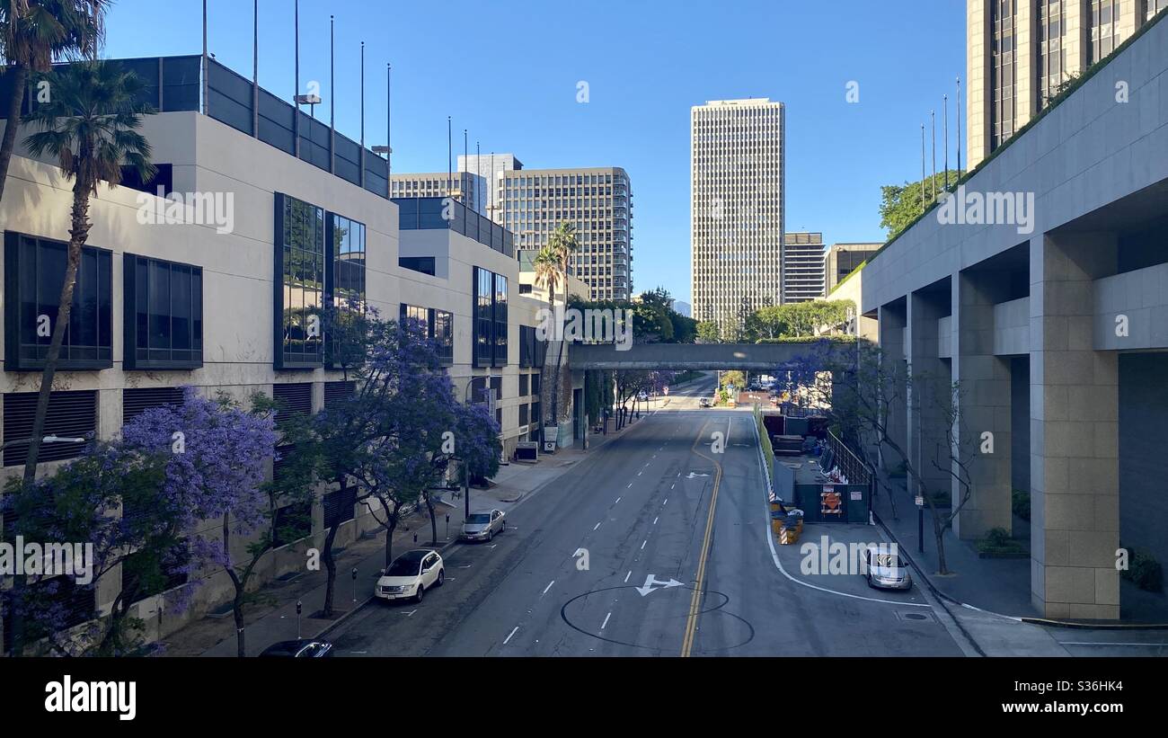LOS ANGELES, CA, MAI 2020 : vue vers le nord sur Flower St, dans le quartier financier du centre-ville, avec le centre des condominiums Bunker Hill Tower en arrière-plan - Image de stock capturée avec un smartphone