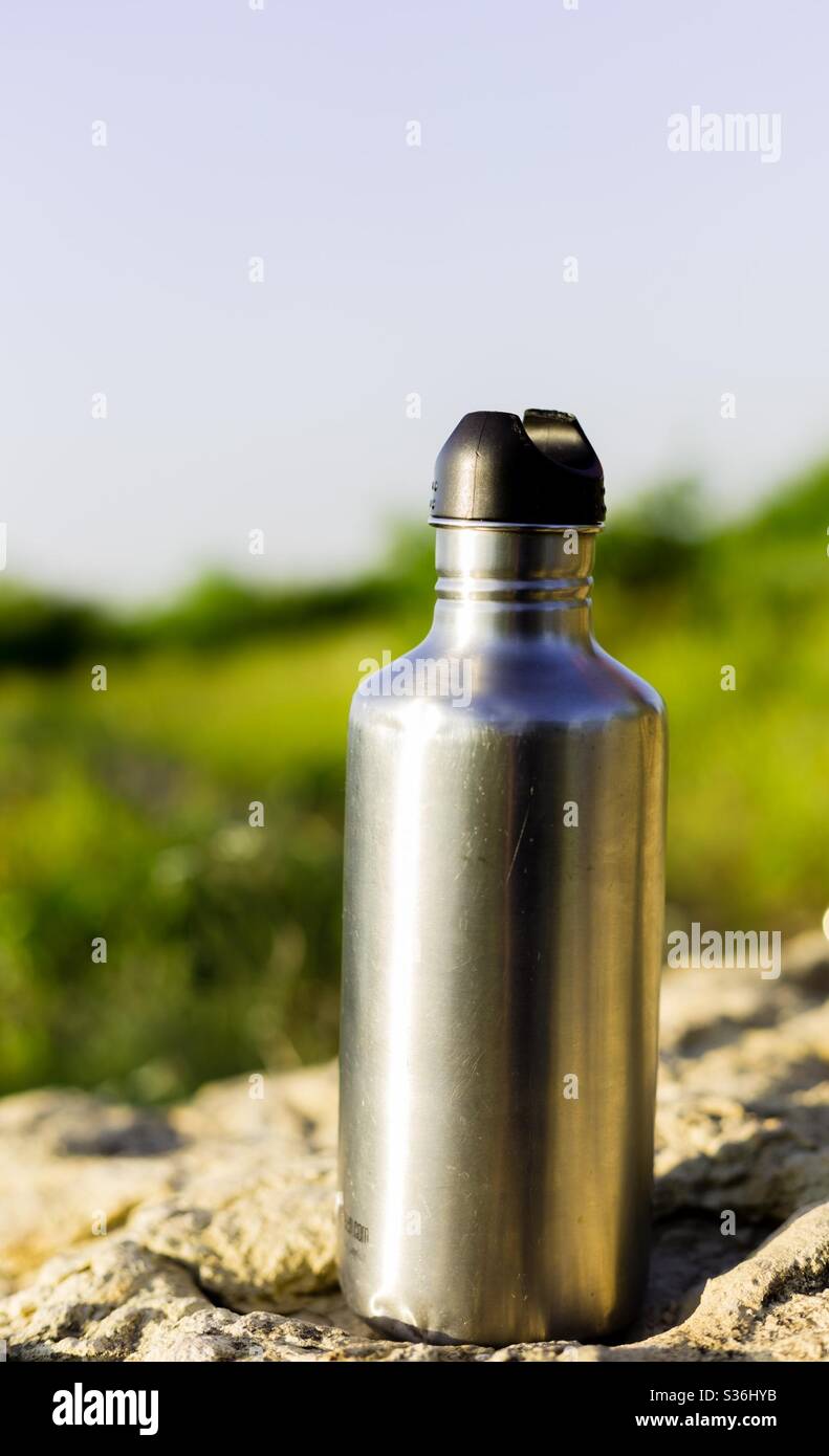 Bouteille d'eau froide pour garder au frais par temps chaud Banque D'Images