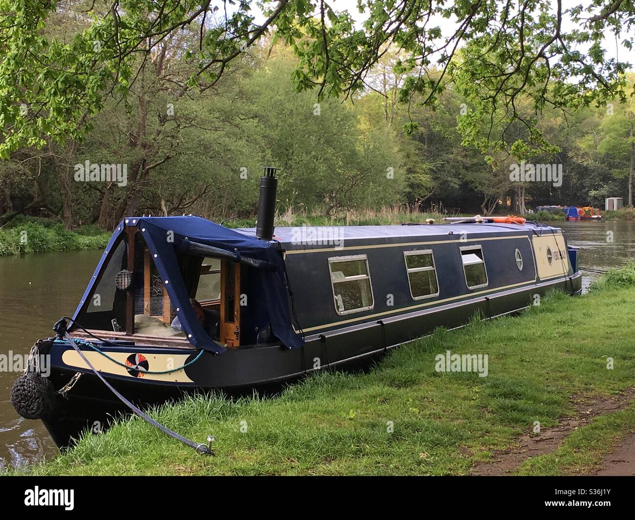 Le Hideaway - bateau à rames amarré sur River Wey près de Ripley, Surrey, Royaume-Uni. Banque D'Images