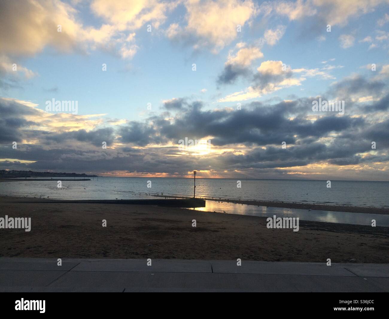 Coucher de soleil avec nuages et oiseaux à Margate main Sands Banque D'Images