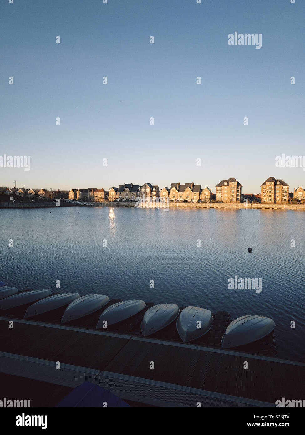 Bateaux alignés en attente d'être utilisés sur un bassin d'eau incliné Banque D'Images