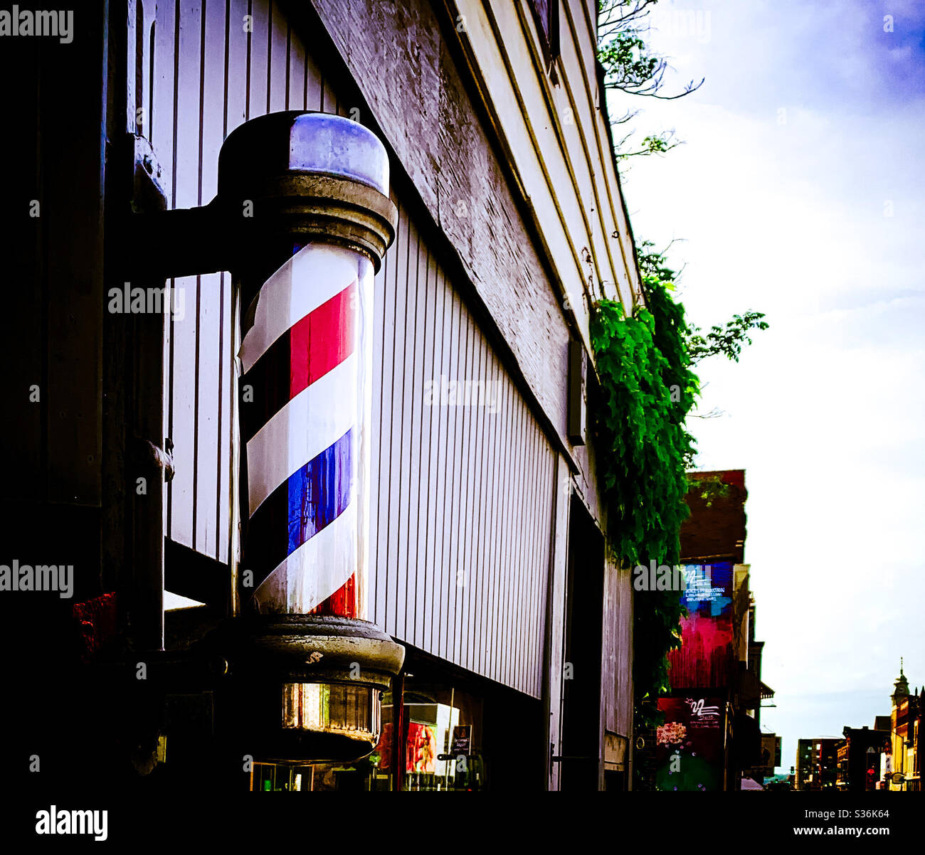 DUBUQUE, IOWA, 26 mai 2020 – photo en gros plan d'un poteau de barbier rouge, blanc et bleu situé sur la façade du salon de coiffure dans la vieille partie du centre-ville, le jour ensoleillé du printemps Banque D'Images