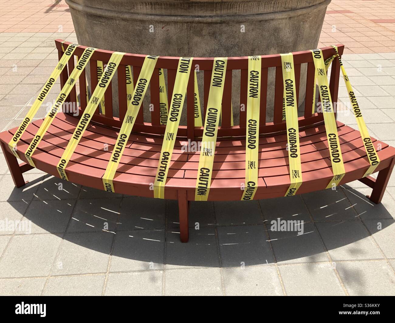 Ruban de mise en garde sur un banc public à Boulder, CO en raison de Covid-19. Banque D'Images