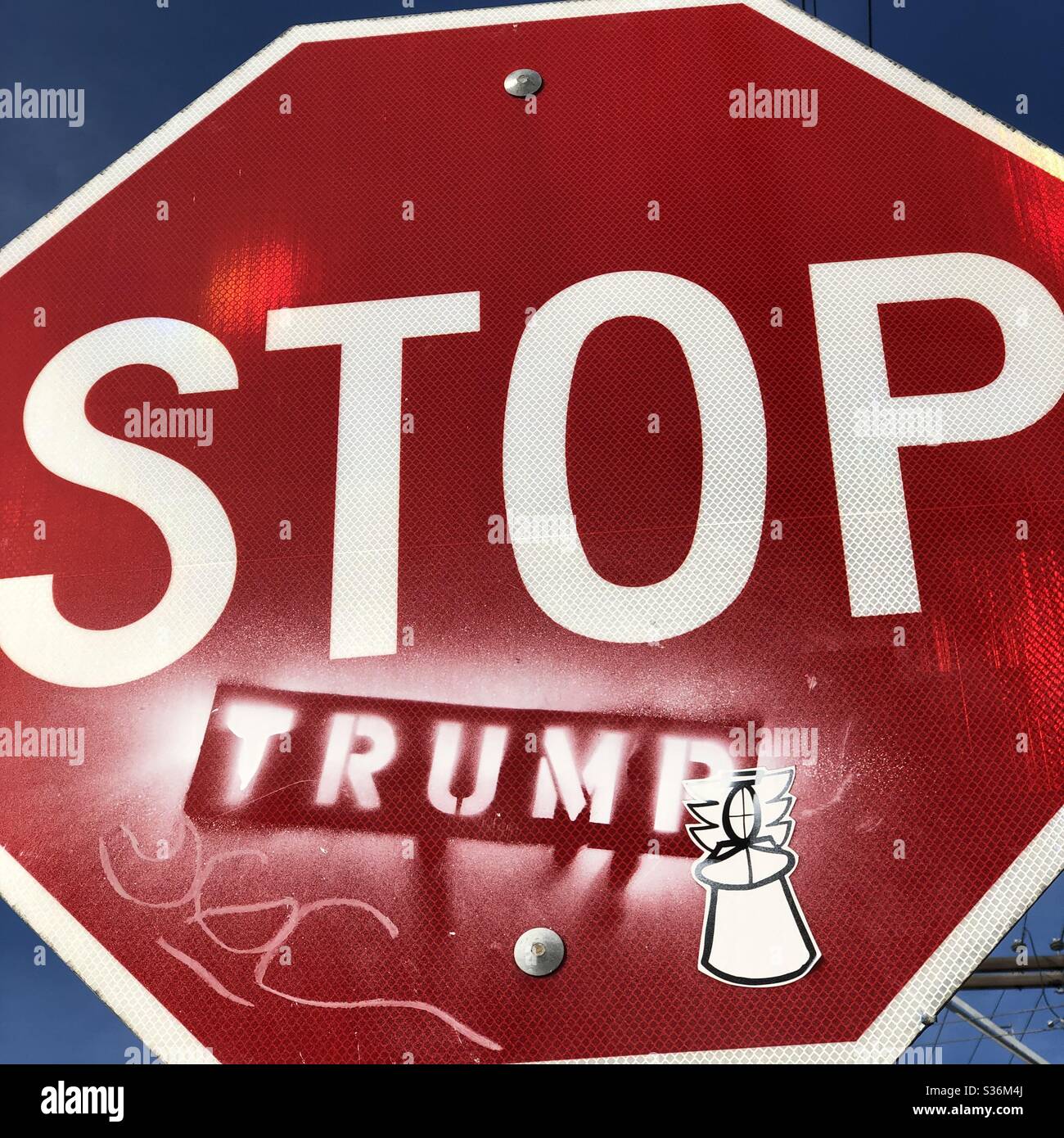 Les panneaux Stop Trump sont utilisés comme déclarations politiques à Berkeley, en Californie. - Image de stock capturée avec un smartphone