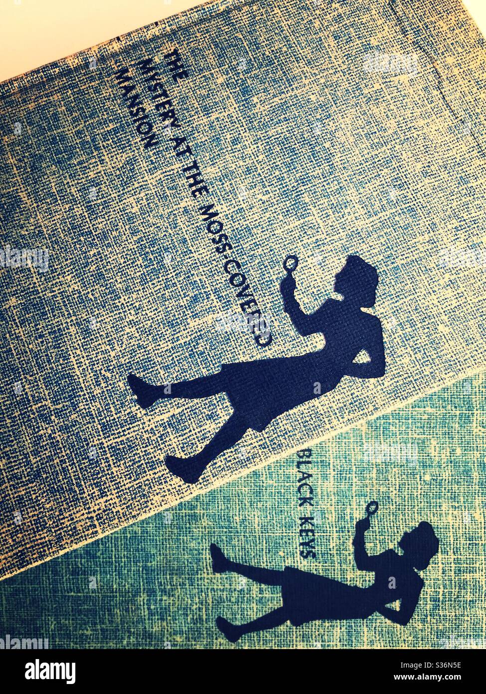 Gros plan d'une couverture de livre mystère d'époque Nancy Drew, le mystère de la demeure couverte de mousse, années 1950, États-Unis - Image de stock capturée avec un smartphone
