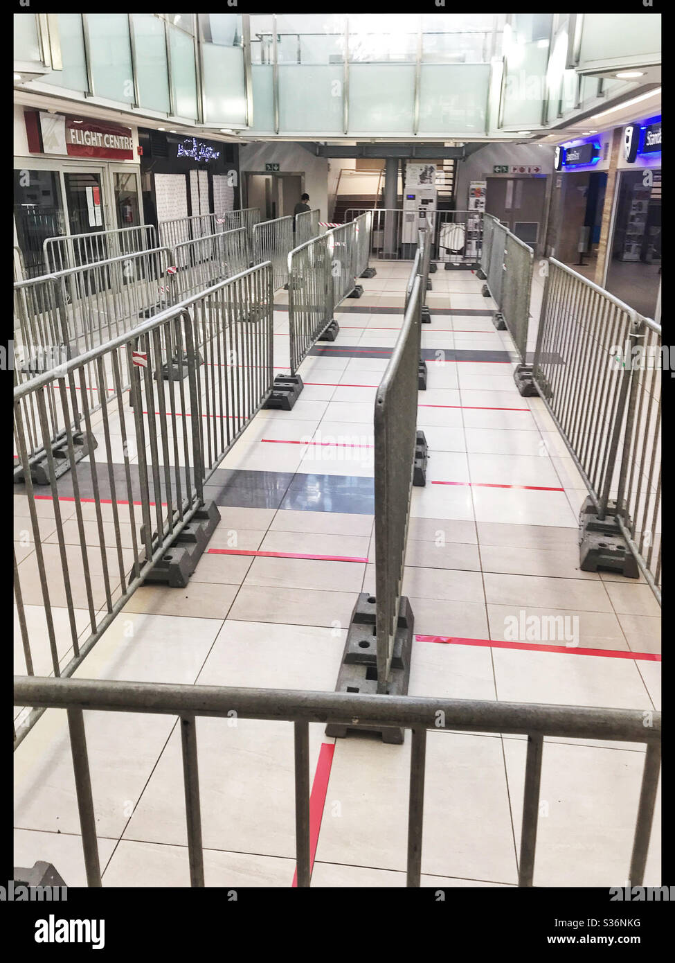 Barrières en place dans le centre commercial du Cap, en Afrique du Sud, en prévision de la réouverture des magasins de bouteilles après l'interdiction de vente d'alcool pendant le confinement du coronavirus. Banque D'Images