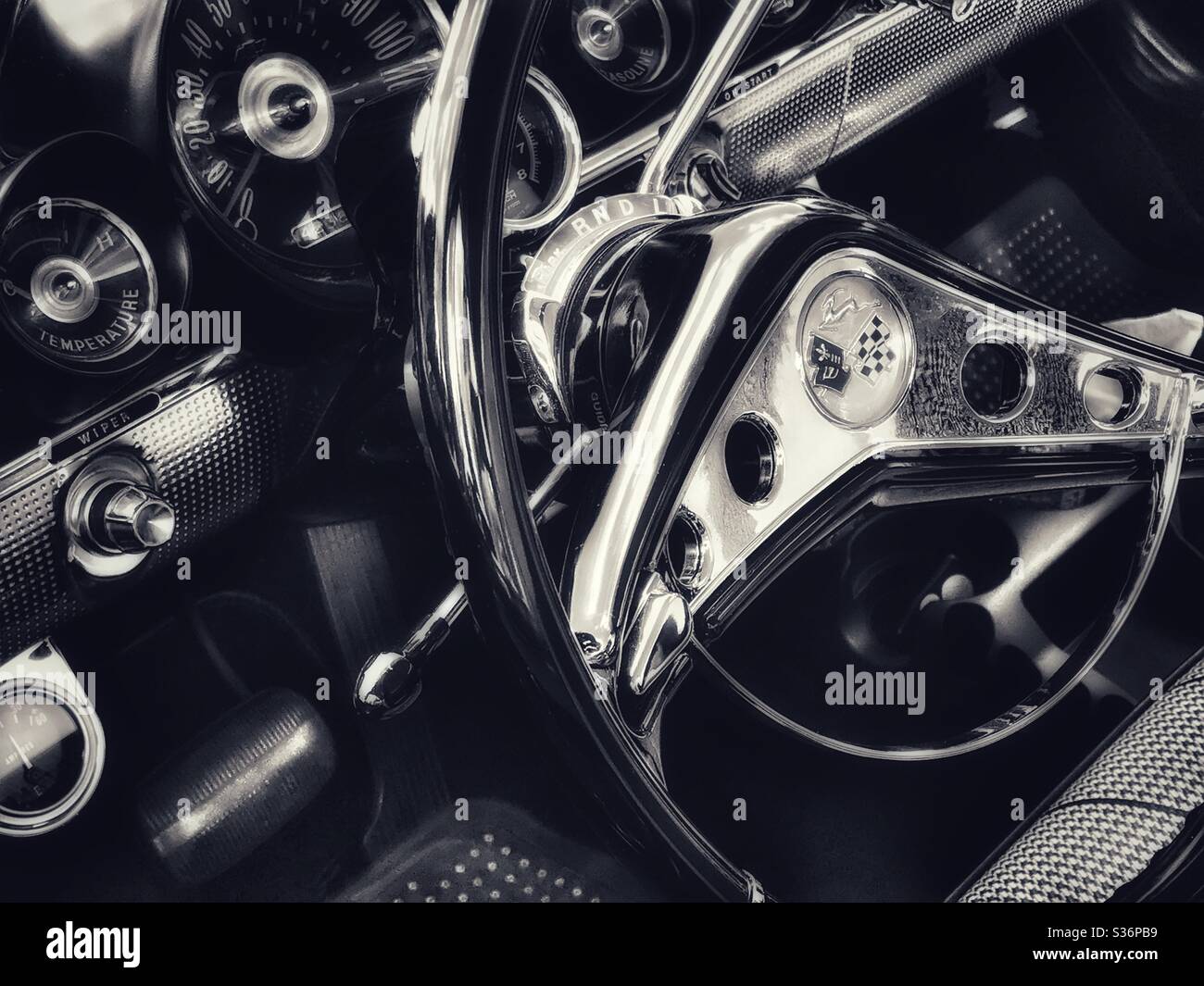Volant et tableau de bord de l'Impala de Chevrolet d'époque en noir et blanc Banque D'Images