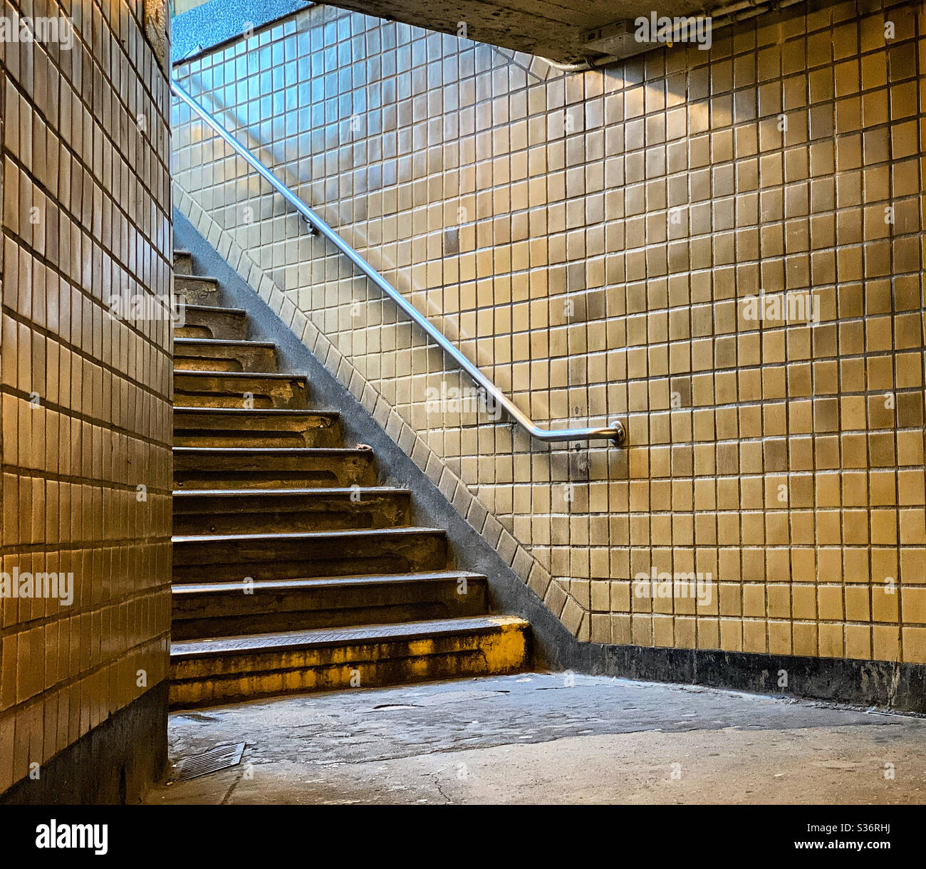 Un escalier menant au métro de New York. Banque D'Images