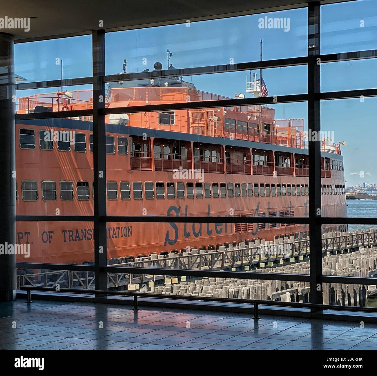 Un ferry Staten Island attend pour quitter le terminal de New York. Banque D'Images