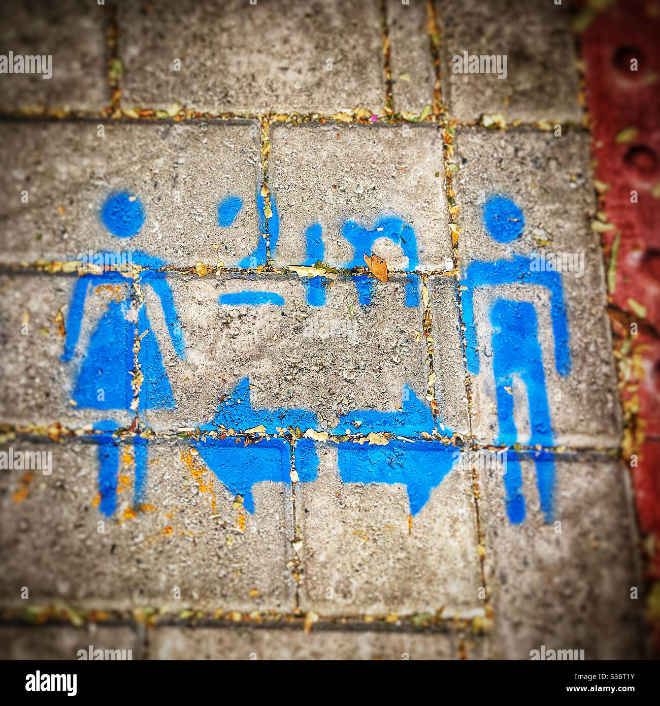 2m ressemble à 2in dans ce pochoir social de distancement de trottoir Banque D'Images