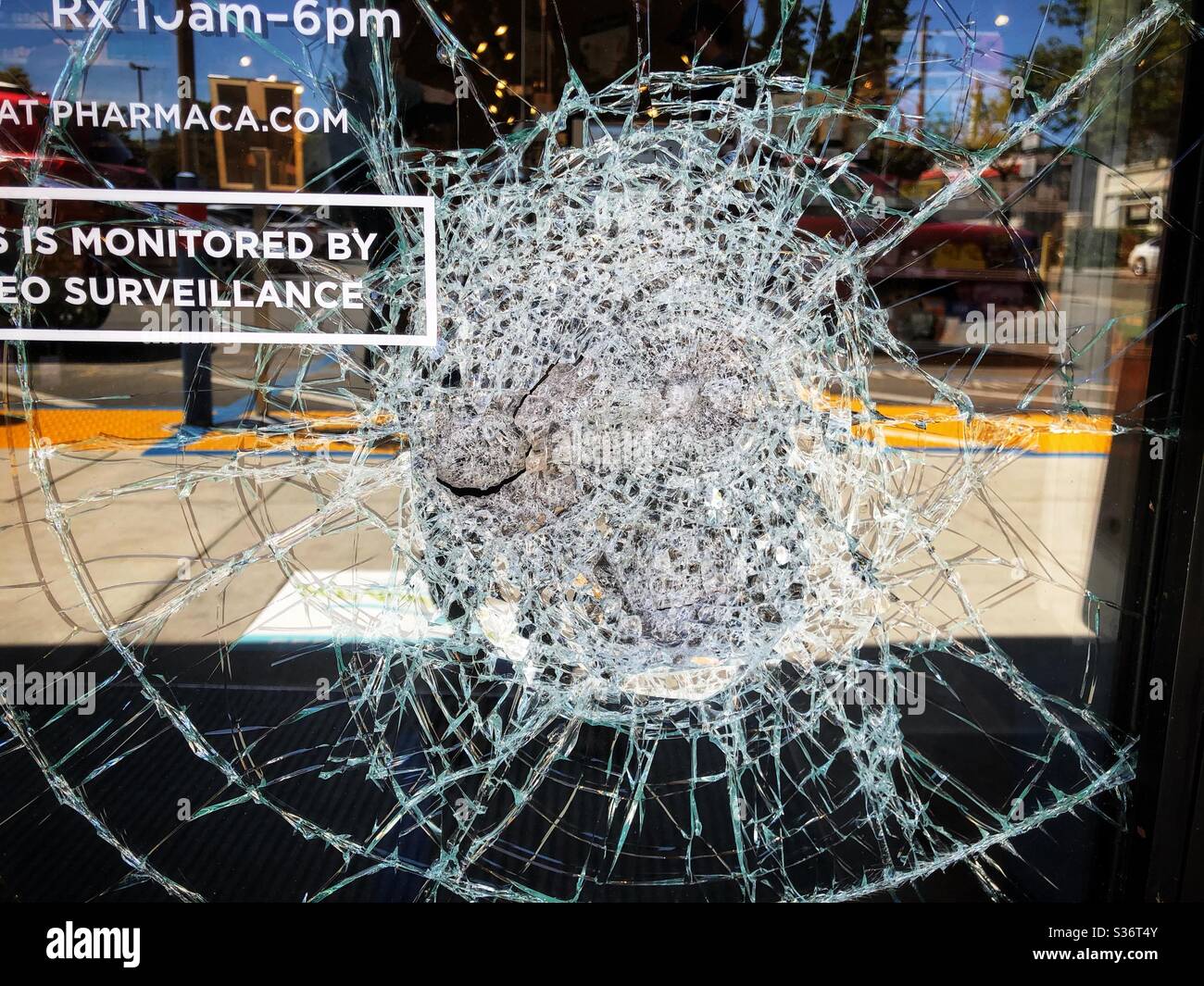 Fenêtre interrompue à Pharmaa après les manifestations à Oakland, Californie. - Image de stock capturée avec un smartphone