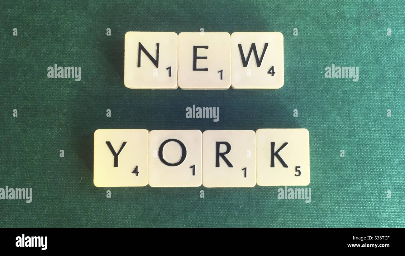 Les mots « New York » sont inscrits dans les tuiles de jeu Scrabble, au verso vert d'un jeu Scrabble Banque D'Images