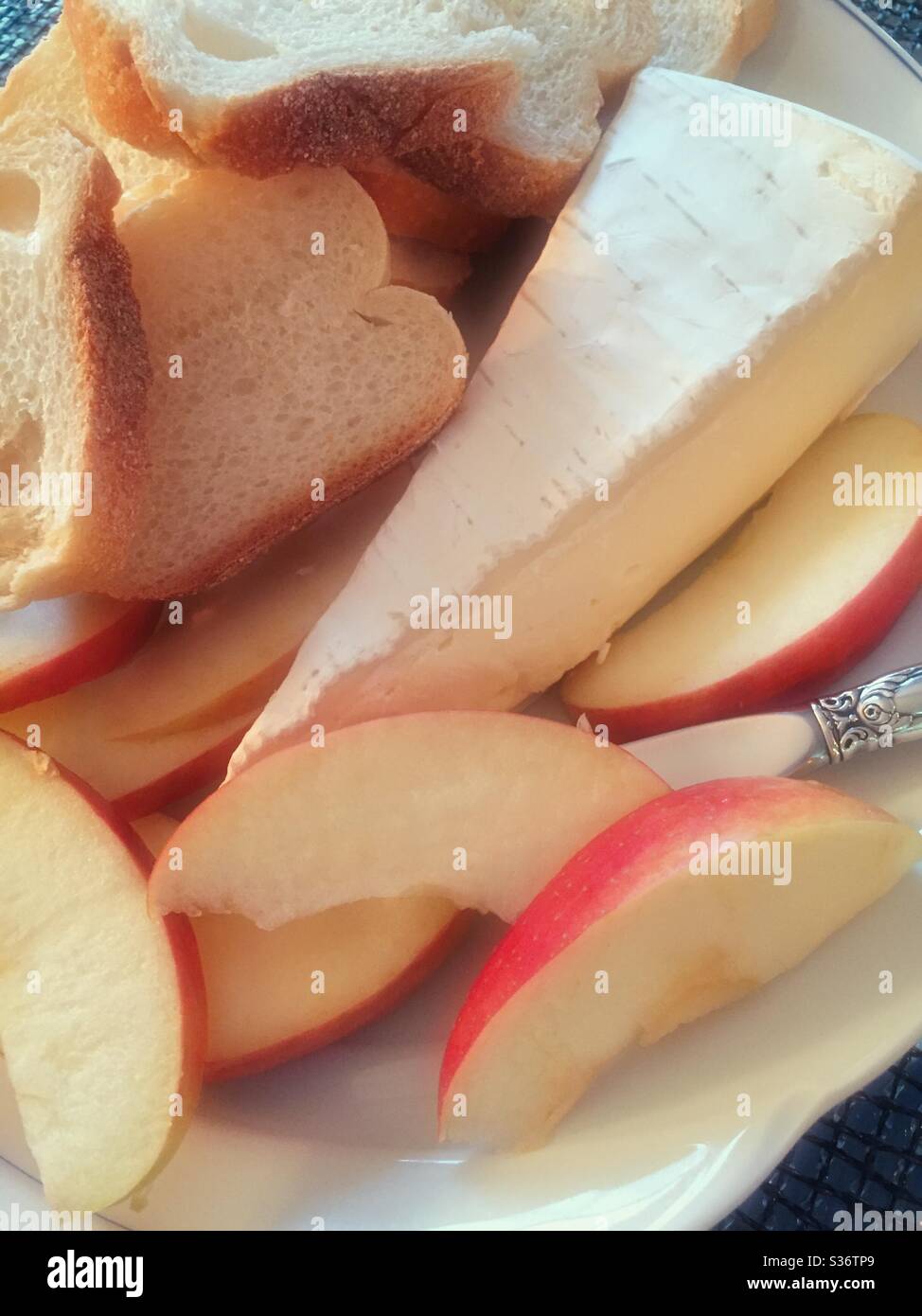 Gros plan d'une assiette de brie, de baguette et de pomme tranché - Image de stock capturée avec un smartphone
