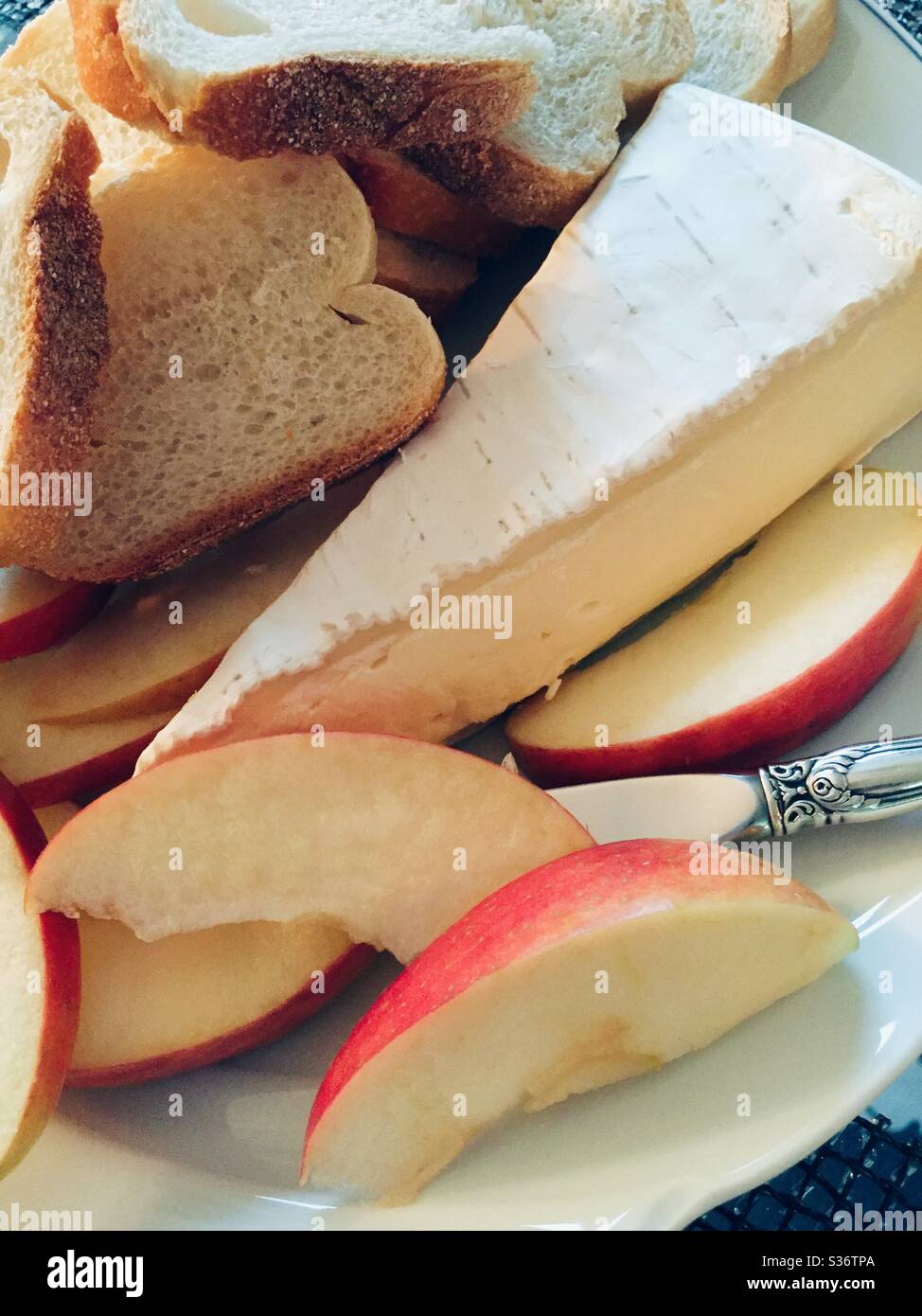 Gros plan de pain, pain de baguette en tranches et pomme de gala - Image de stock capturée avec un smartphone