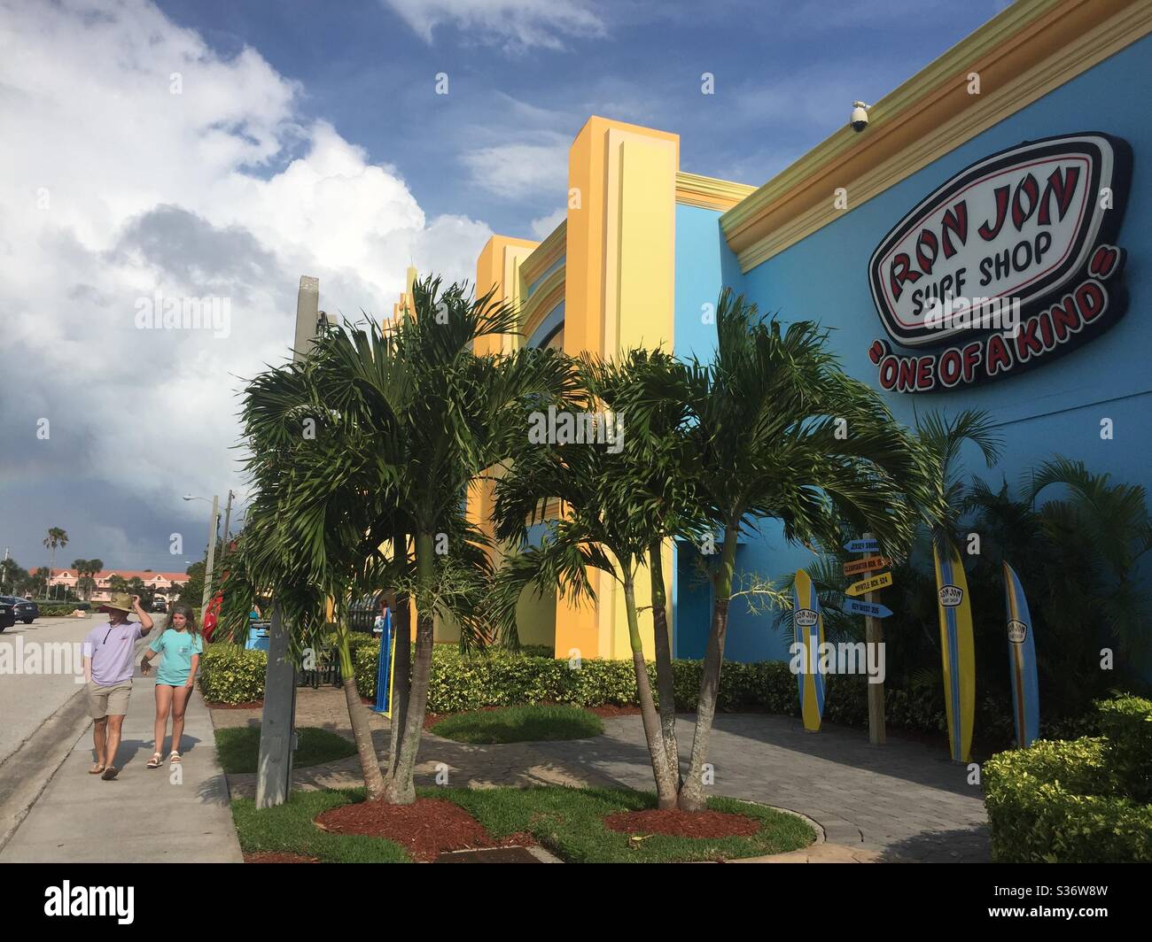 Cocoa Beach, Floride / États-Unis - le 1er juin 2020 : un homme et une femme marchent à côté du magasin phare de Ron Jon Surf Shop dans cette ville balnéaire populaire de Floride. Banque D'Images