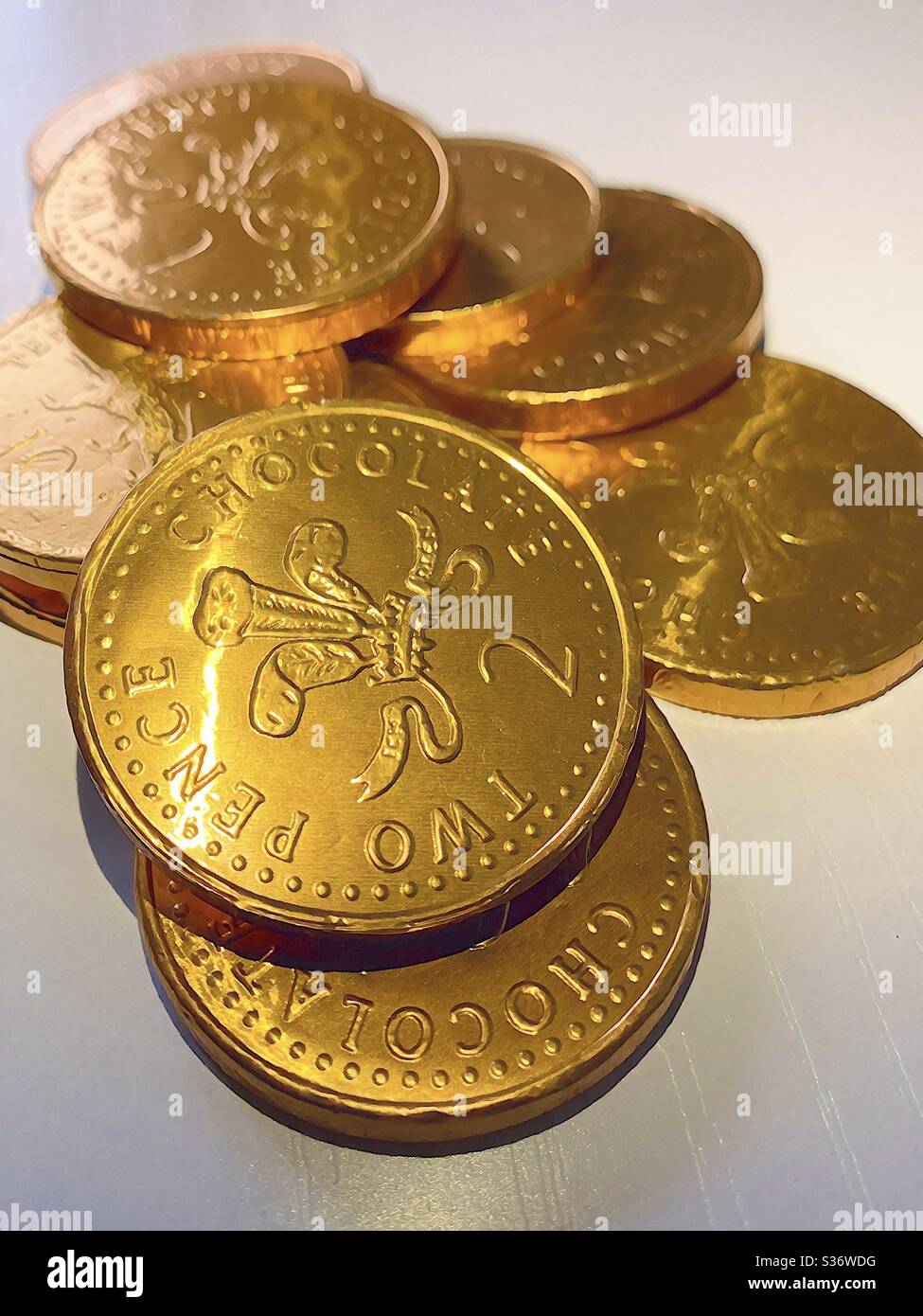 Pièces de monnaie en chocolat doré brillant. Argent et centimes Photo Stock  - Alamy