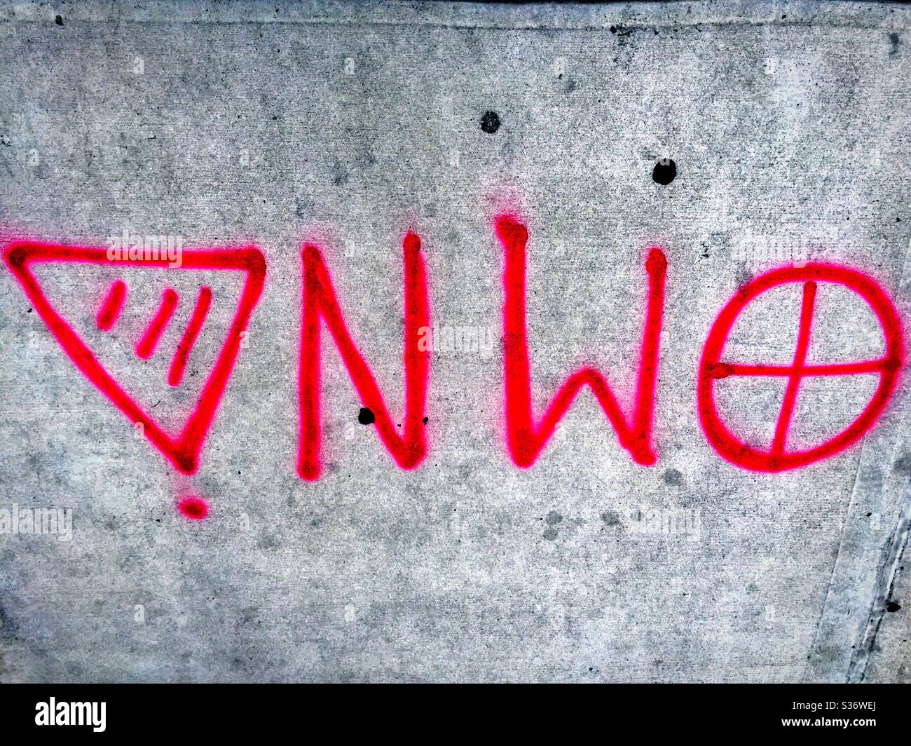 Graffiti peint par pulvérisation de New World sur un trottoir de New York, 2020 juin, États-Unis Banque D'Images