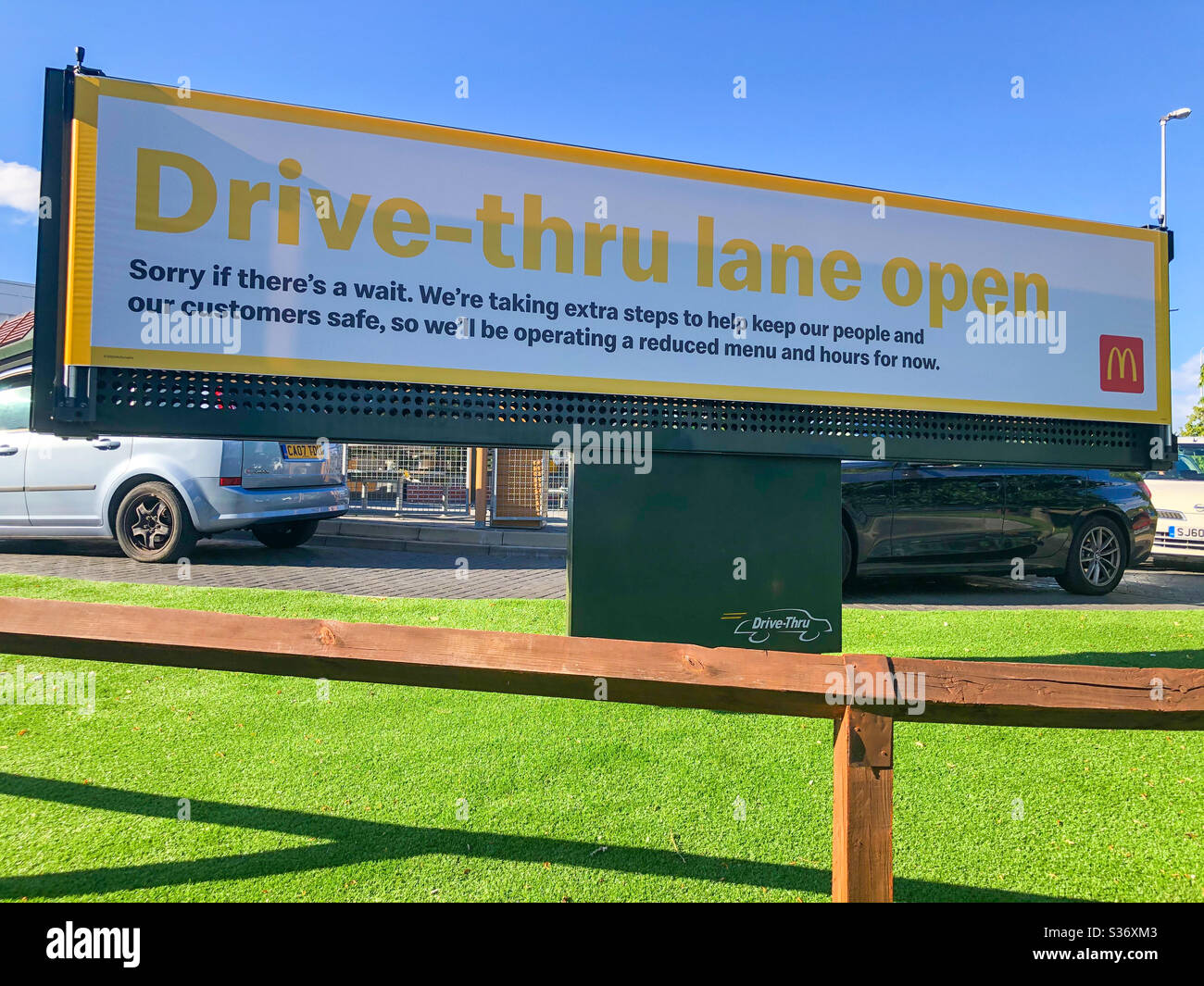 Grand panneau à un McDonalds drive-in Reading UK qui vient de rouvrir après la détente des restrictions de coronavirus. Banque D'Images