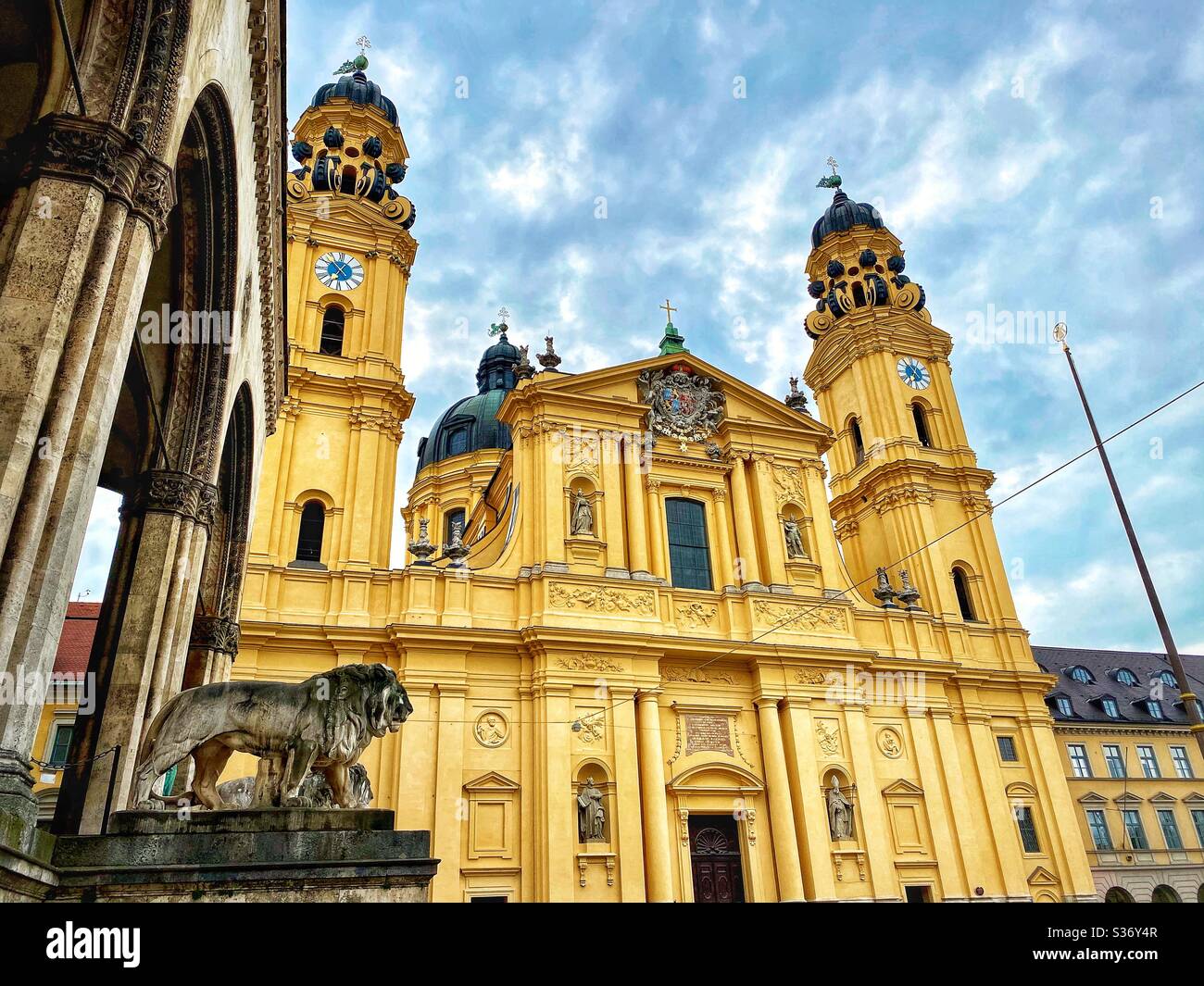 Église Théatine de Saint-Cajetan avec statues de lion devant Odeonsplatz à Munich. - Image de stock capturée avec un smartphone