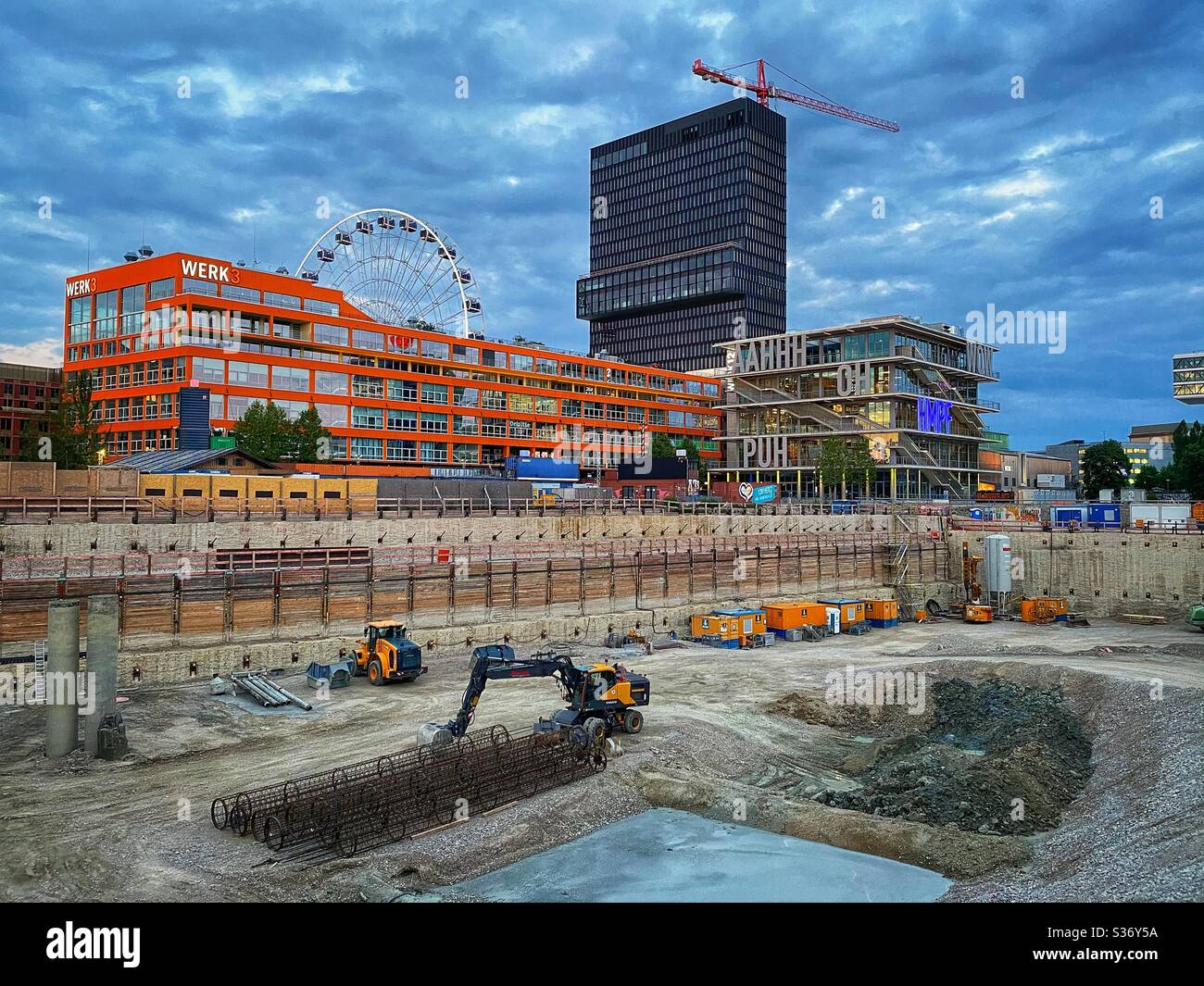 Ancien quartier des usines “Werksviertel” à l'est de Munich: Chantier, immeubles de bureaux modernes et nouvelle grande roue de Ferris. - Image de stock capturée avec un smartphone