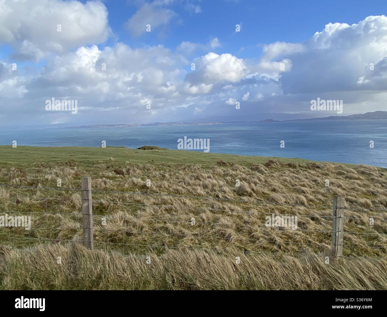 Arrêt pour admirer la vue sur l'île de Skye. Banque D'Images