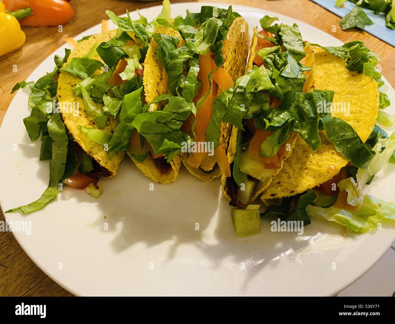 Manger l'arc-en-ciel avec ces tacos aux champignons shiitake végétaliens. Banque D'Images