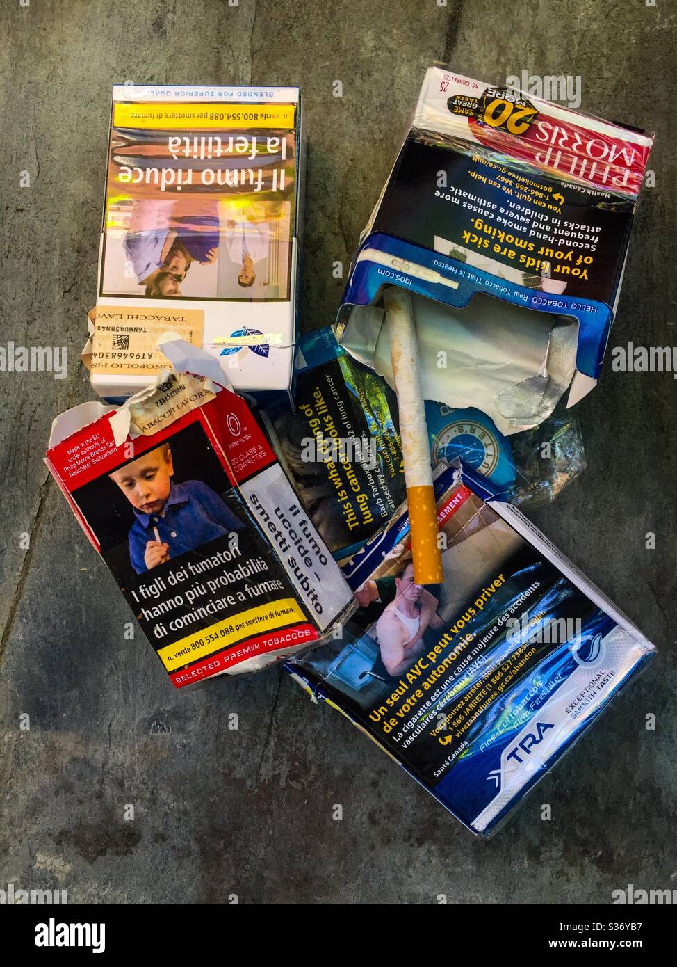 Avertissement sur les horreurs de fumeurs en trois langues - Image de stock capturée avec un smartphone