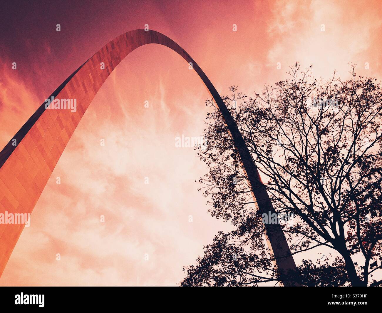 La spectaculaire arche de la porte d'entrée à St Louis - Image de stock capturée avec un smartphone