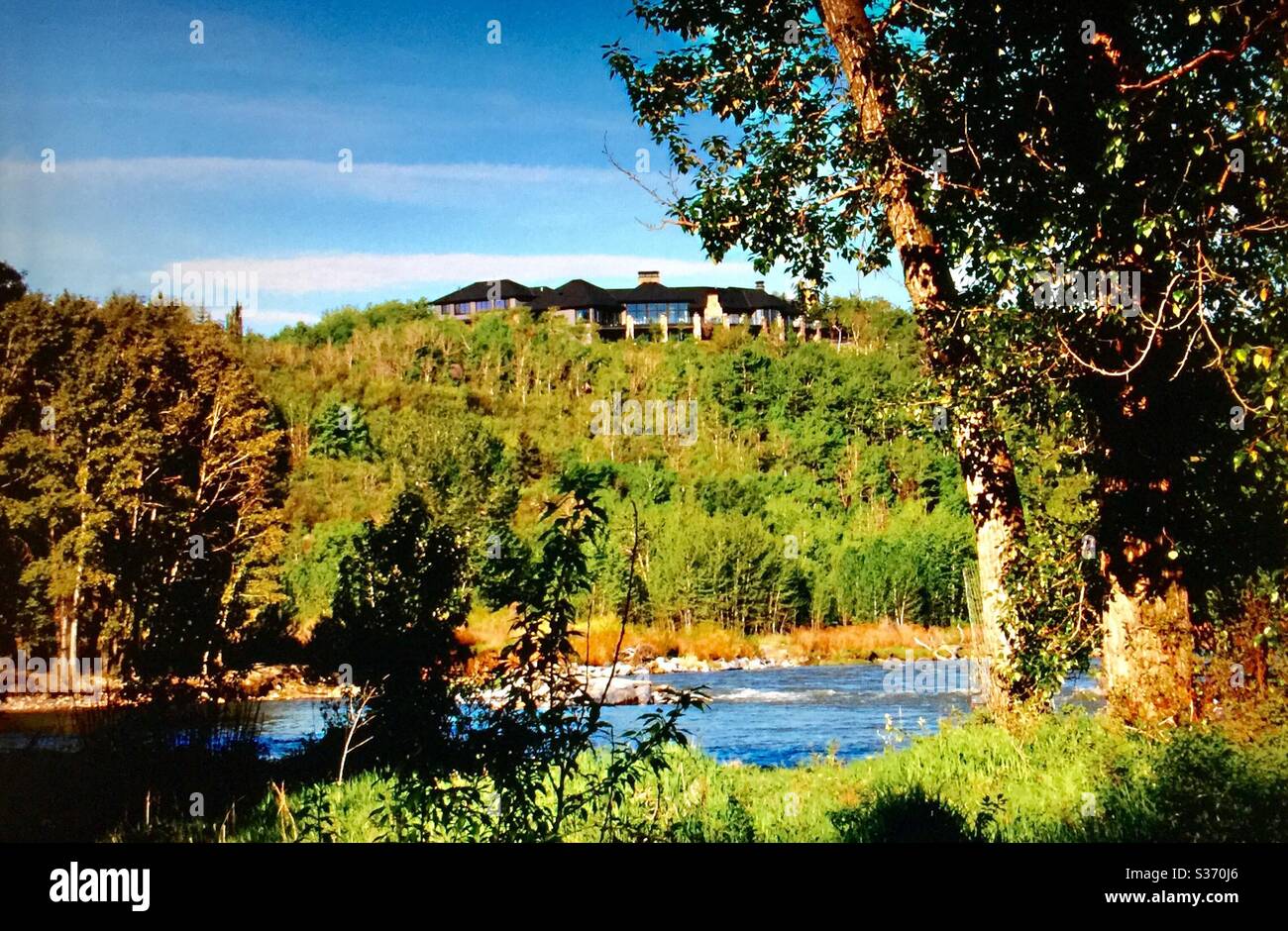 Voir le manoir de lot, Bow River, parc des plats de police, Calgary, Alberta, Canada - Image de stock capturée avec un smartphone