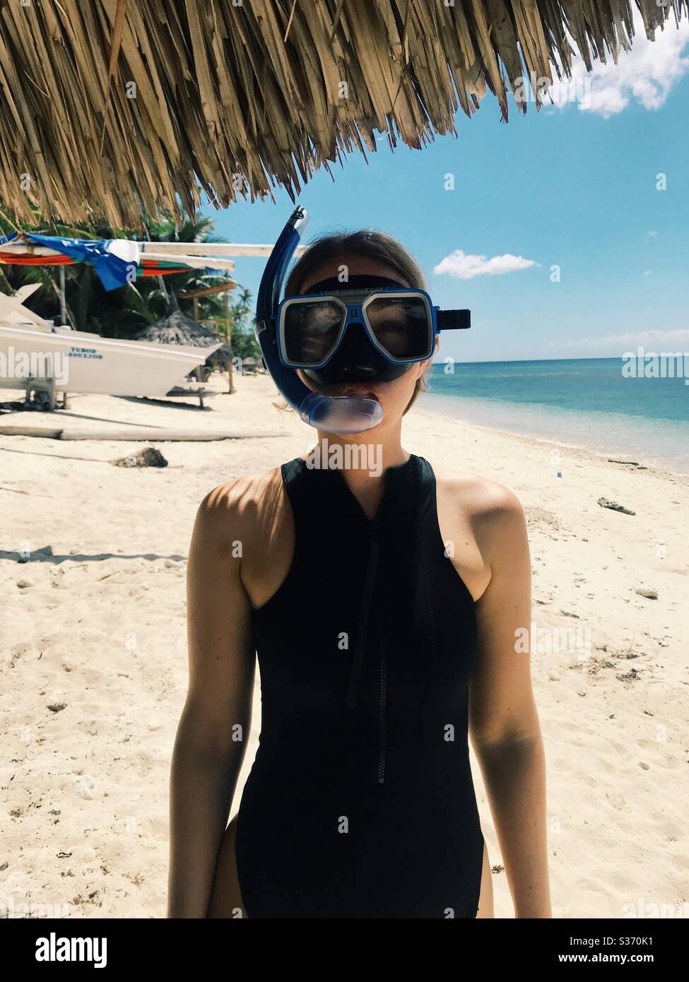 Femme en maillot de bain et masque de plongee sur une plage exotique aux Philippines Photo Stock Alamy