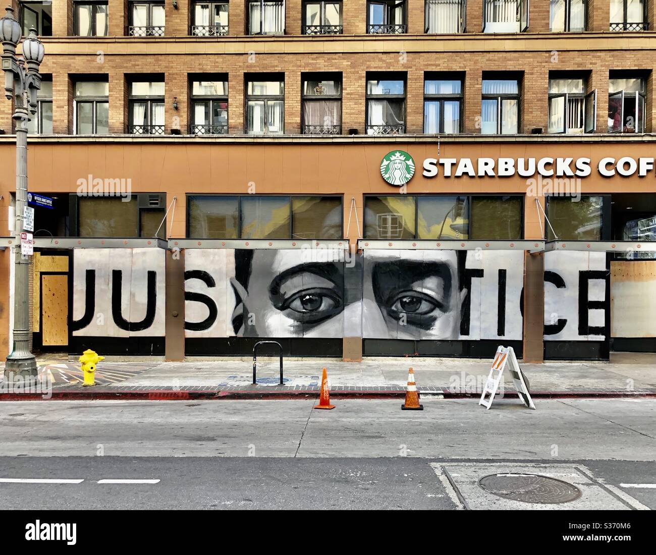 Pas de justice, pas de paix. Fresque de Robert Vargas à la 6e rue et Spring Street dans le centre-ville de Los Angeles 6.6.2020 Banque D'Images