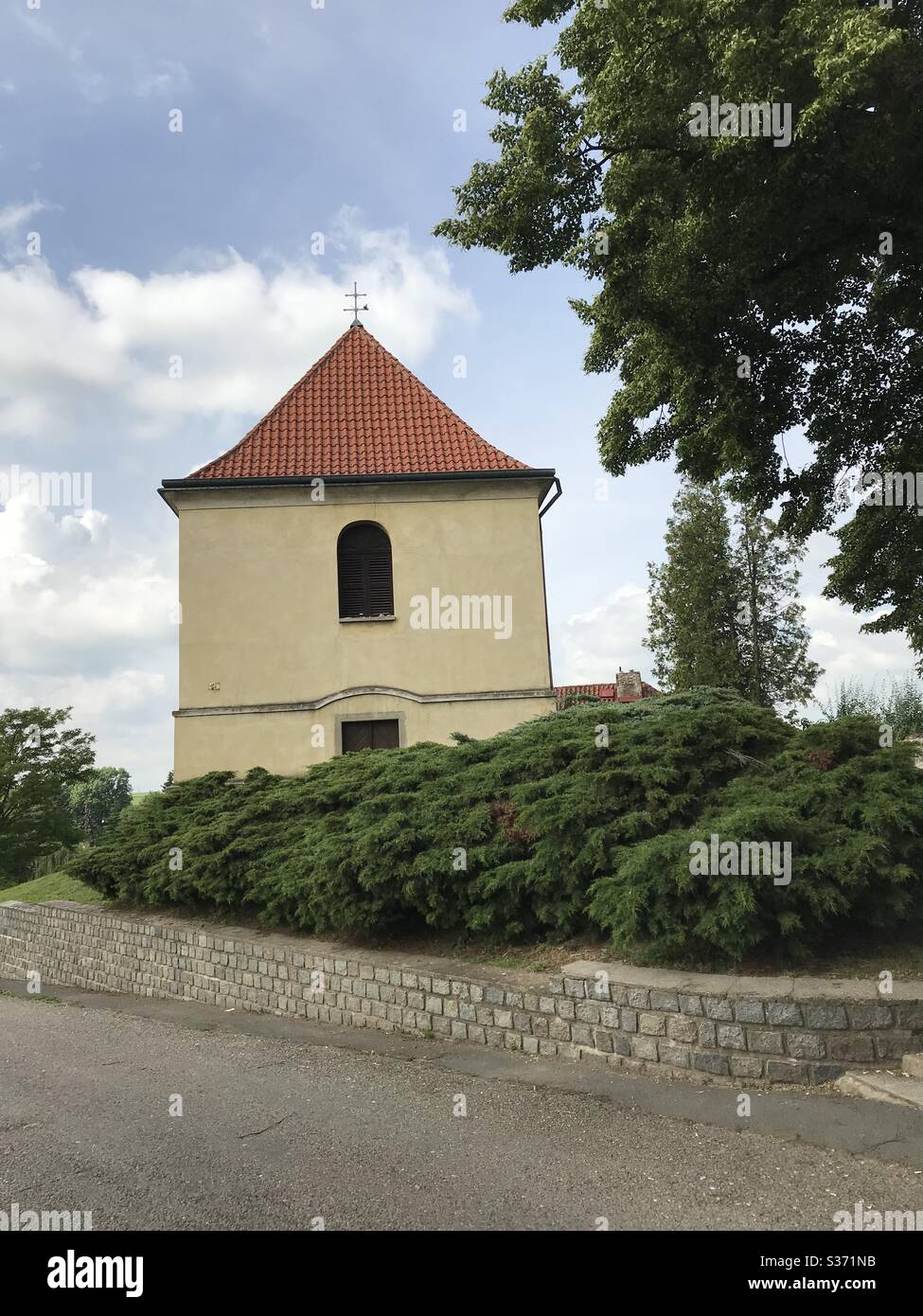 Tour unique de Bell dans le village de Sluhy, en Tchéquie Banque D'Images