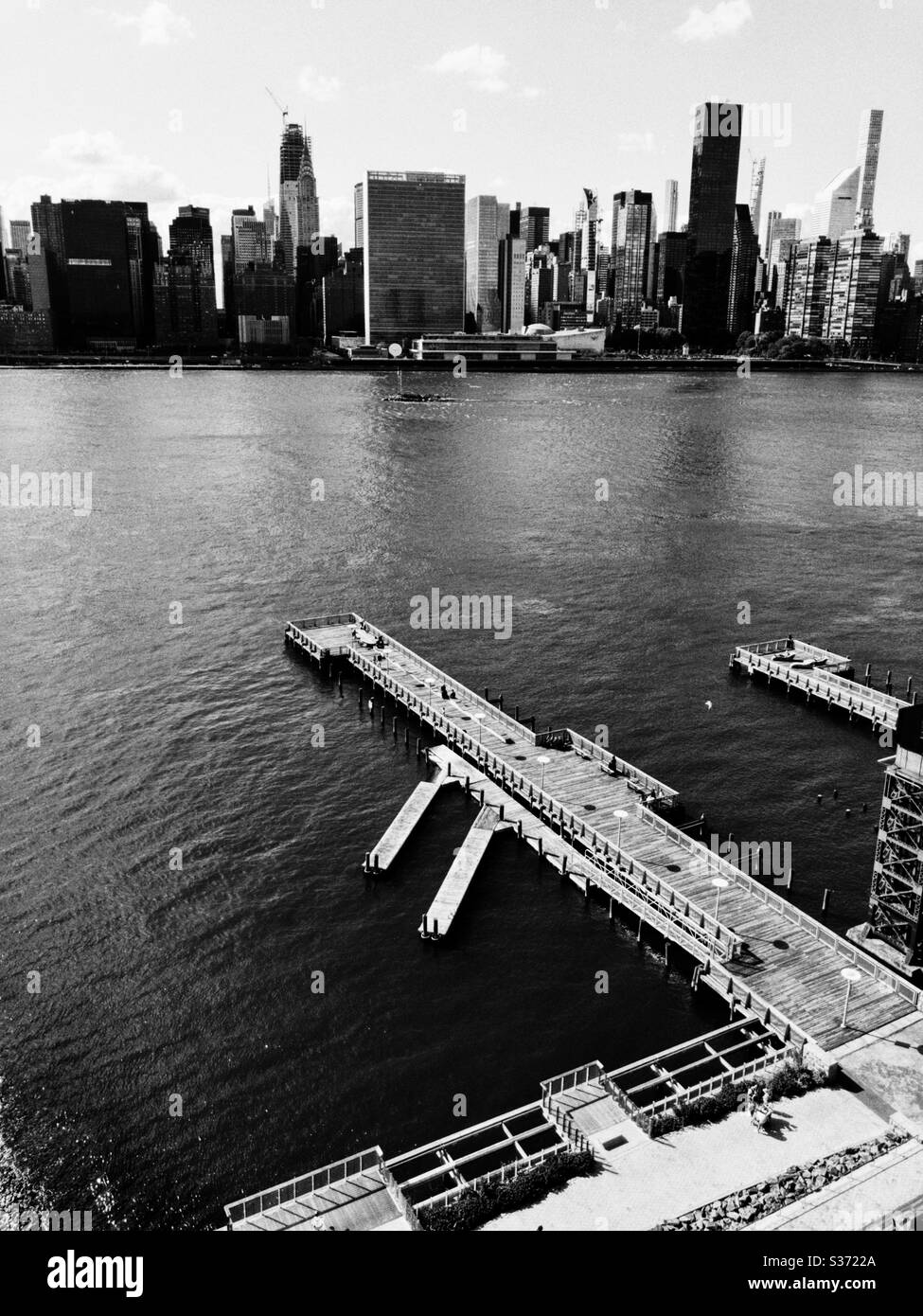 Jetée Fisher au-dessus de la rivière East au parc national de Gantry à long Island City, Queens Banque D'Images