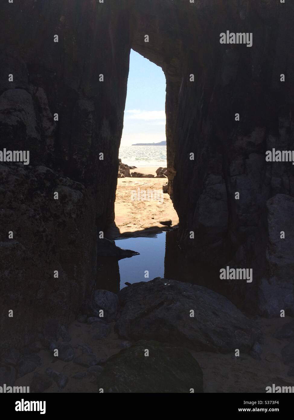 La plage et la mer ont vue depuis une grotte. Banque D'Images