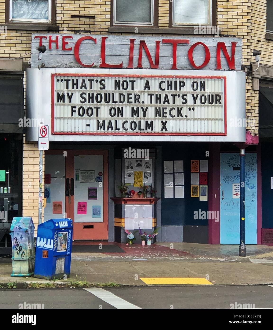 Malcom X cite le chapiteau du Clinton Street Theatre dans le sud-est de Portland, Oregon, lors du confinement de Covid-19 et des manifestations sociales contre la brutalité policière. Banque D'Images
